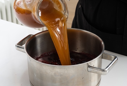 Фото шага рецепта Сок на зиму из яблок и черноплодной рябины 151343 шаг 3  