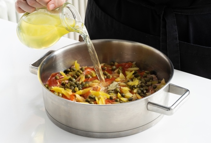 Фото шага рецепта Солянка со стерлядью осетриной на сковороде 151703 шаг 3  