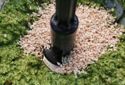 Фото шага рецепта Соус песто из пряных трав с орехами 152259 шаг 9  