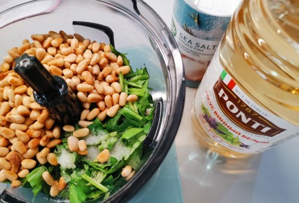 Фото шага рецепта Соус песто 190713 шаг 7