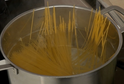 Фото шага рецепта Спагетти с анчоусами и хлебными крошками 42453 шаг 4  
