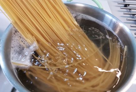 Фото шага рецепта Спагетти с трюфельным соусом 151115 шаг 4  