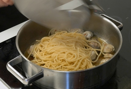 Фото шага рецепта Спагетти с вонголе 139713 шаг 8  