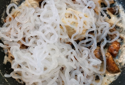 Фото шага рецепта Спагетти ширатаки с грибами 174161 шаг 8  