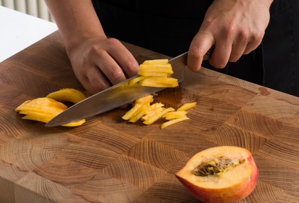 Фото шага рецепта Спрингроллы с креветками персиками и листьями настурции 152556 шаг 6  