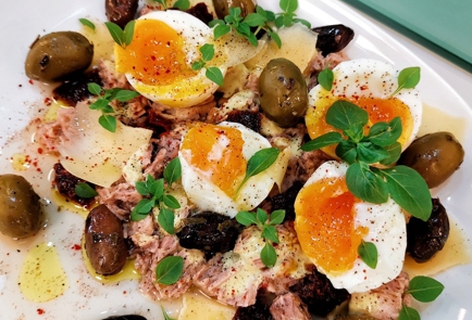 Фото шага рецепта Средиземноморский салат с тунцом и яйцами 152756 шаг 10  