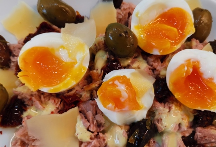 Фото шага рецепта Средиземноморский салат с тунцом и яйцами 152756 шаг 7  