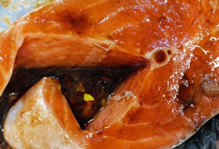 Фото шага рецепта Стейк лосося с маринованным луком 152258 шаг 4  