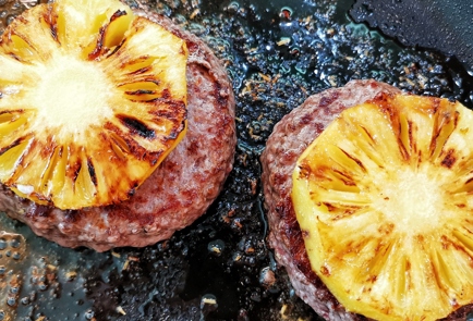 Фото шага рецепта Стейкбургер с ананасом и гарниром из квашеной капусты 151372 шаг 11  