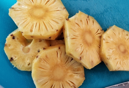 Фото шага рецепта Стейкбургер с ананасом и гарниром из квашеной капусты 151372 шаг 3  