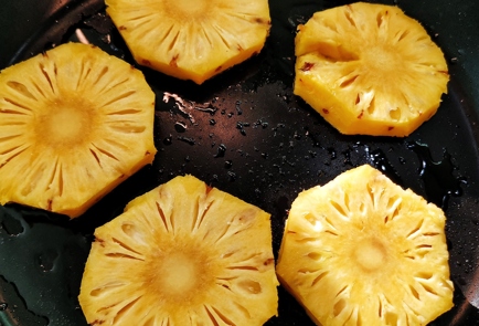 Фото шага рецепта Стейкбургер с ананасом и гарниром из квашеной капусты 151372 шаг 4  