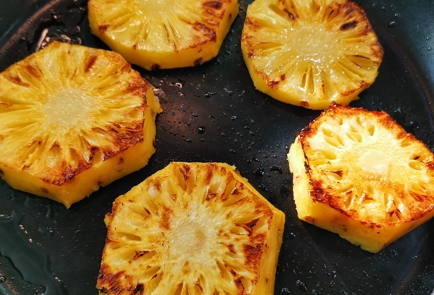 Фото шага рецепта Стейкбургер с ананасом и гарниром из квашеной капусты 151372 шаг 5  