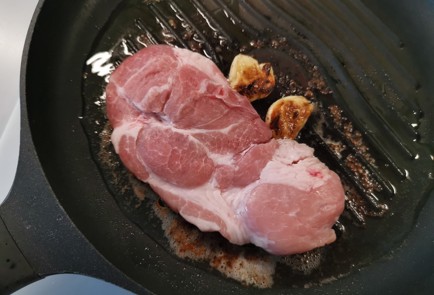 Фото шага рецепта Стейк из свинины 190740 шаг 7