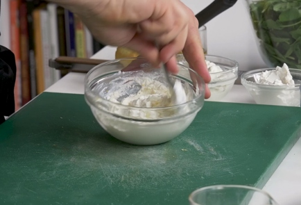 Фото шага рецепта Стейк из тыквы со шпинатом и мягким сыром 151584 шаг 4  