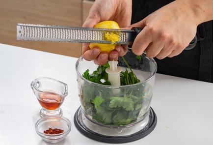 Фото шага рецепта Стейки из цветной капусты с соусом чимичурри 174367 шаг 8  