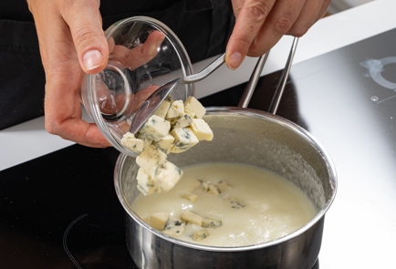 Фото шага рецепта Стейки из цветной капусты с соусом из голубого сыра 174368 шаг 10  