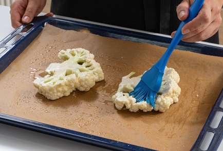 Фото шага рецепта Стейки из цветной капусты с соусом из голубого сыра 174368 шаг 4  