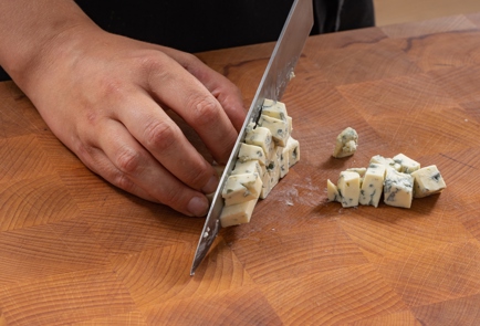 Фото шага рецепта Стейки из цветной капусты с соусом из голубого сыра 174368 шаг 6  