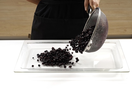 Фото шага рецепта Сухое варенье из черноплодной рябины 152739 шаг 9  