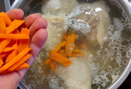 Фото шага рецепта Суп куриный с чечевицей и сливками 174831 шаг 5  