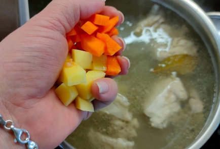 Фото шага рецепта Суп куриный с плавленым сыром нутом и вермишелью 175588 шаг 10  