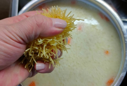 Фото шага рецепта Суп куриный с плавленым сыром нутом и вермишелью 175588 шаг 13  