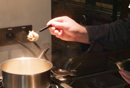 Фото шага рецепта Суп с курицей тандури и кокосовыми сливками 175628 шаг 4  
