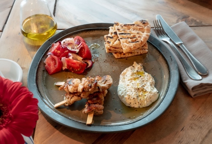 Знакомьтесь: мясо по-гречески «Сувлаки» — самое демократичное блюдо Эллады