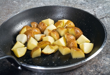 Фото шага рецепта Свиная рулька с тушеной капустой и картофелем 25708 шаг 7  
