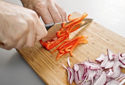 Фото шага рецепта Свиная вырезка с овощами и лапшой рамен 20520 шаг 2  