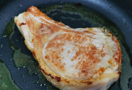 Фото шага рецепта Свиная корейка с сыром бри 175206 шаг 6  