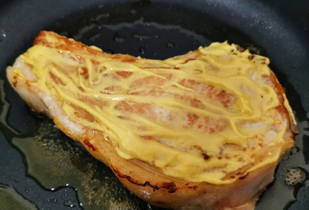 Фото шага рецепта Свиная корейка с сыром бри 175206 шаг 7  