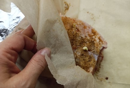 Фото шага рецепта Свиная лопатка в фольге 190868 шаг 12  