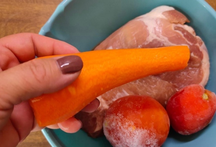 Фото шага рецепта Свинина с капустой морковью и помидорами в духовке 186409 шаг 2  