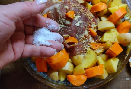 Фото шага рецепта Свинина запеченная с картофелем и морковью 175323 шаг 11  