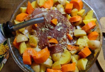 Фото шага рецепта Свинина запеченная с картофелем и морковью 175323 шаг 14  