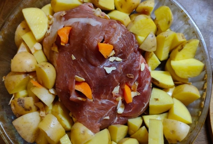Молодая свинина, тушеная с картофелем и овощами