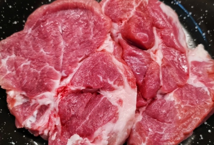 Фото шага рецепта Свиной стейк запеченный в маринаде из хрена 153099 шаг 6  