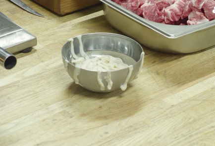 Фото шага рецепта Свиные колбаски с фенхелем 176324 шаг 1  