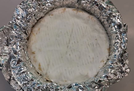 Фото шага рецепта Сыр бри запеченный с вишней 175189 шаг 1  