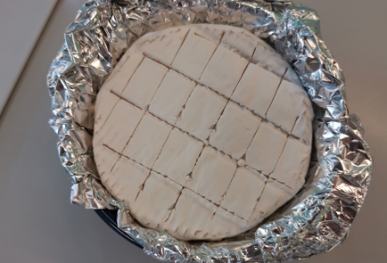 Фото шага рецепта Сыр бри запеченный в духовке 175950 шаг 2  