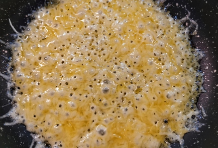 Фото шага рецепта Сырная лепешка с яичной начинкой 173418 шаг 4  
