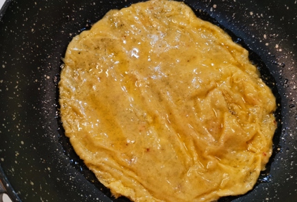 Фото шага рецепта Сырная лепешка с яичной начинкой 173418 шаг 6  