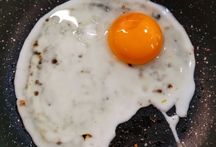 Фото шага рецепта Сырная лепешка с яйцом и беконом 153011 шаг 5  