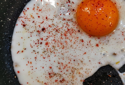Фото шага рецепта Сырная лепешка с яйцом и беконом 153011 шаг 6  