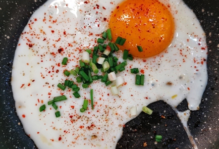 Фото шага рецепта Сырная лепешка с яйцом и беконом 153011 шаг 7  