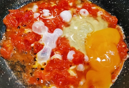 Фото шага рецепта Сырная лепешка с яйцом и томатом 153013 шаг 8  