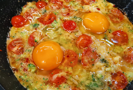 Фото шага рецепта Сырная яичница с брокколи 151955 шаг 8  