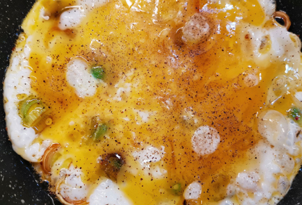 Фото шага рецепта Сырная яичница с лукомпореем 151682 шаг 6  