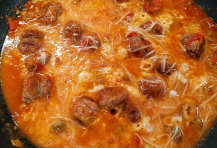 Фото шага рецепта Сырная яичница с мясными колбасками и оливками 152909 шаг 10  